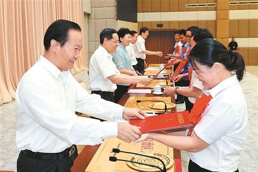 彭清华：不断开创我区精神文明建设工作新局面