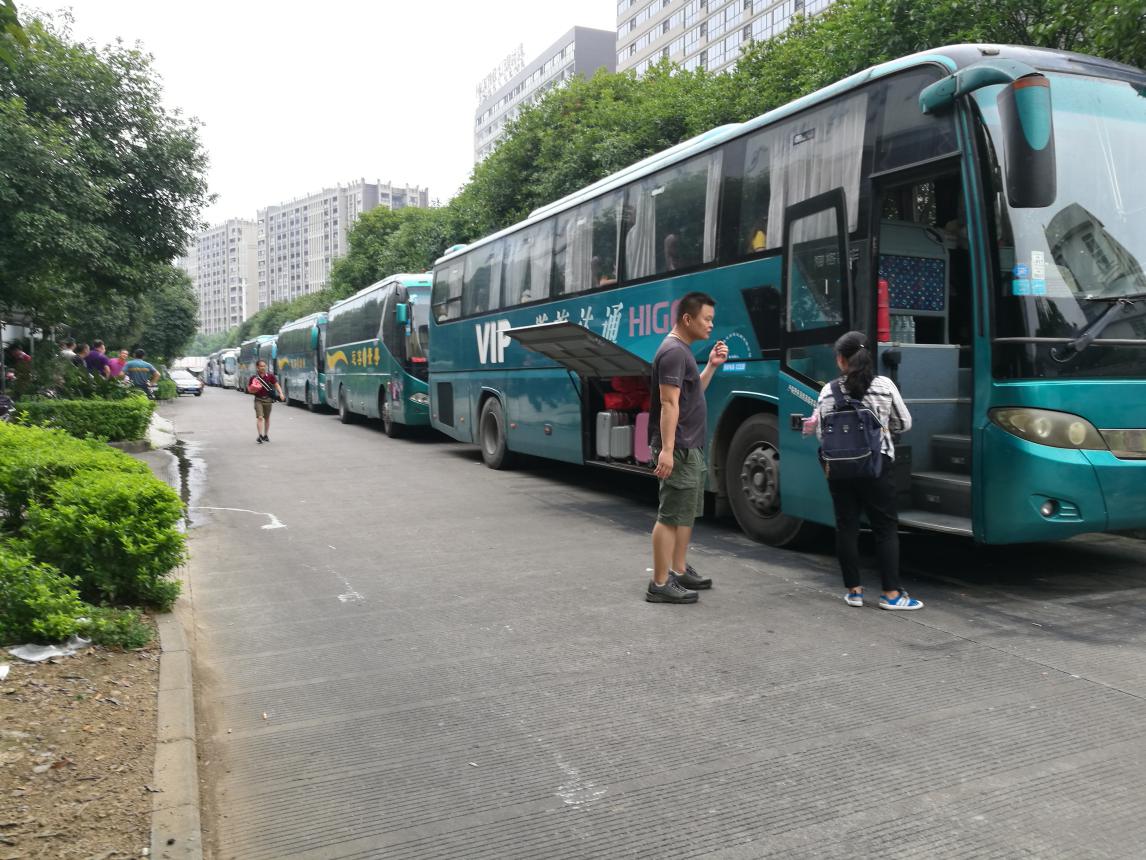广西桂林：两大型商场违法营业被称“商坚强”