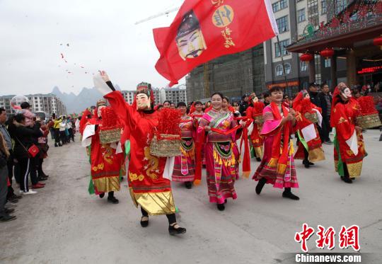 广西毛南山乡庆祝成立30周年 上演特色民俗巡游