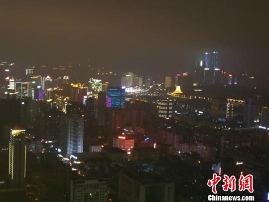 广西南宁春节城市灯光秀走红传递吉祥年味