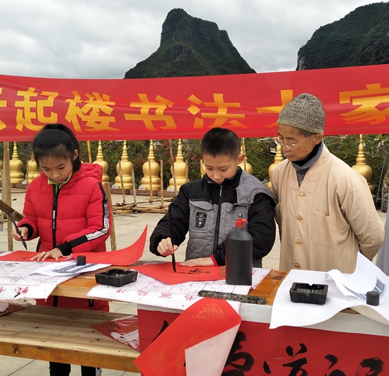 5位“小书法家”到广西安福寺写春联赠村民