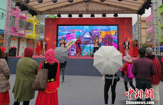 疍家小镇候鸟艺术团文艺表演 翟李强 摄 疍家小镇候鸟艺术团文艺表演 翟李强 摄