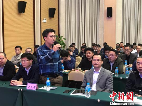 企业代表回答记者提问。 蒋雪林 摄