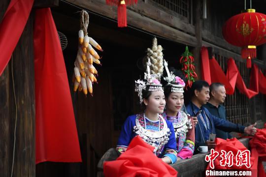 图为民众身着民族传统服饰欢庆“壮族三月三·八桂嘉年华”。　俞靖 摄