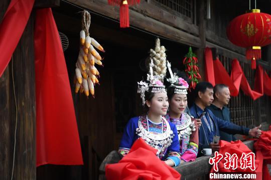 图为民众身着民族传统服饰欢庆“壮族三月三?八桂嘉年华”。 俞靖 摄 图为民众身着民族传统服饰欢庆“壮族三月三·八桂嘉年华”。 俞靖 摄