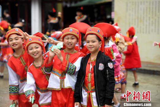 图为民众身着民族传统服饰欢庆“壮族三月三？八桂嘉年华”。　俞靖 摄