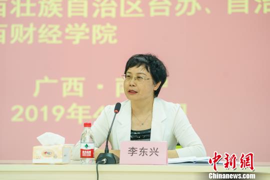 图为广西台办主任李东兴在座谈会上发言。 陈冠言 摄 图为广西台办主任李东兴在座谈会上发言。 陈冠言 摄