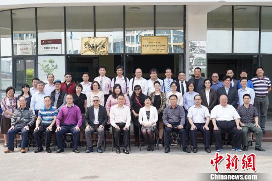 图为出席广西落实惠及台胞政策座谈会的嘉宾合影。 陈冠言 摄 图为出席广西落实惠及台胞政策座谈会的嘉宾合影。 陈冠言 摄