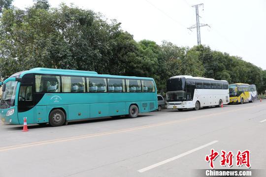 涉案大客车 覃俞盛 摄 涉案大客车 覃俞盛 摄
