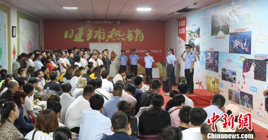 广西防城港警方突查售楼部 抓获涉传人员350人