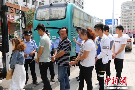 带回涉传人员 覃俞盛 摄 带回涉传人员 覃俞盛 摄