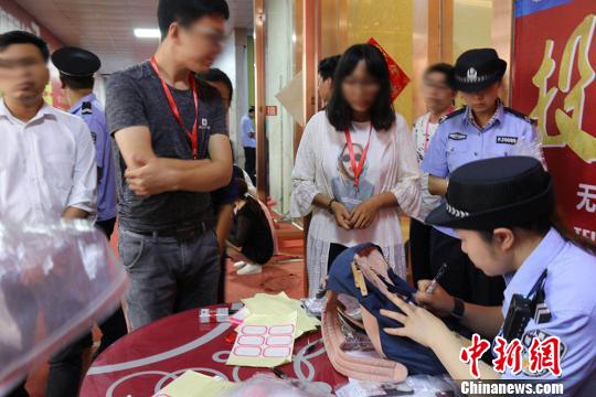 执法现场 覃俞盛 摄 执法现场 覃俞盛 摄