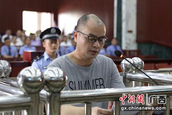 图为被告人朱万深庭上受审。法院供图 图为被告人朱万深庭上受审。法院供图