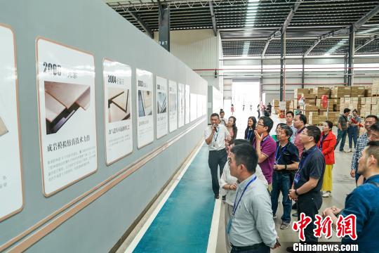 海外华文媒体代表参访中和陶瓷产业园。　陈冠言 摄