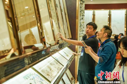 海外华文媒体记者参观瓷砖展示厅。　陈冠言 摄