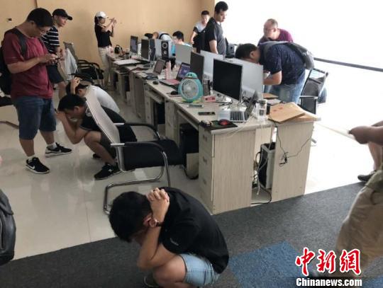 广西一团伙组建微信群扮演“炒股高手” 十几个人诈骗一人