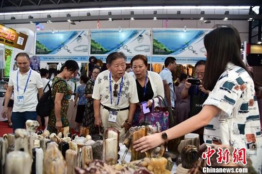  9月22日，在广西南宁市举行的第十六届中国—东盟博览会上，印尼展馆展出的木化石吸引参观者，前来观赏、询价和购买的观众络绎不绝。中新社记者 王以照 摄