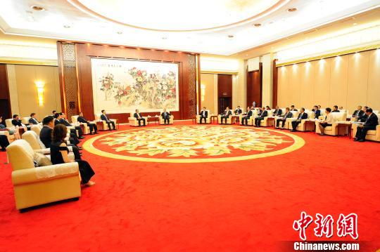 鹿心社会见中国国民党大陆事务部主任周继祥、全国台湾同胞投资企业联谊会会长李政宏等出席第十五届桂台经贸文化合作论坛的代表。 蒋雪林 摄 鹿心社会见中国国民党大陆事务部主任周继祥、全国台湾同胞投资企业联谊会会长李政宏等出席第十五届桂台经贸文化合作论坛的代表。 蒋雪林 摄