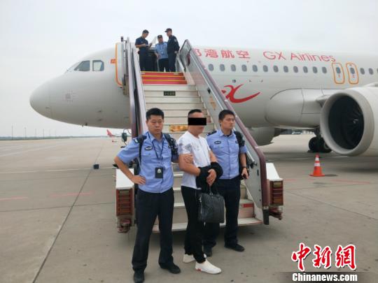 图为犯罪嫌疑人被带回接受调查 庞李柱 摄 图为犯罪嫌疑人被带回接受调查 庞李柱 摄