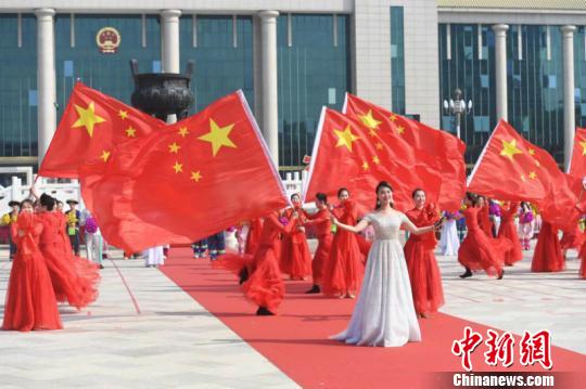 图为群众演出现场 俞靖 摄 图为群众演出现场 俞靖 摄