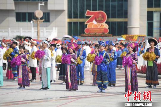 图为广西庆祝中华人民共和国成立70周年大会上身着民族服饰的少数民族群众 俞靖 摄