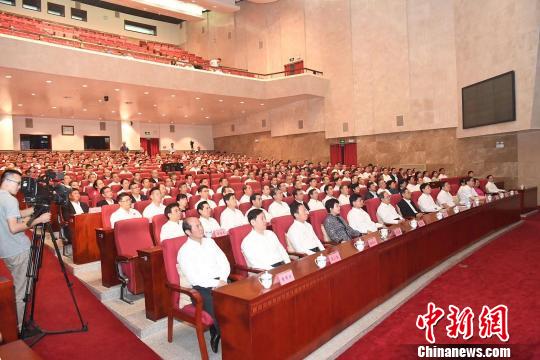 图为广西党政部门主要负责人观看国庆庆典和阅兵仪式 俞靖 摄 图为广西党政部门主要负责人观看国庆庆典和阅兵仪式 俞靖 摄