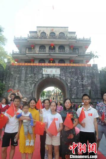 图为友谊关前群众欢度国庆 钟欣 摄 图为友谊关前群众欢度国庆 钟欣 摄