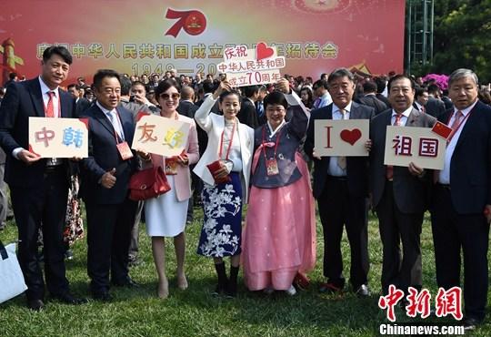 9月29日,中央统战部、全国人大华侨委员会、外交部、国务院侨办、全国政协港澳台侨委员会、致公党中央和中国侨联在北京联合举行国庆招待会。来自五大洲130多个国家和地区的约2300位海外侨胞、港澳同胞、台湾同胞和归侨侨眷代表应邀参加招待会。图为海外侨胞在招待会前合影留念。<a target= 点击进入下一页