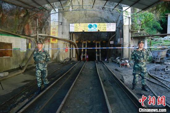 南丹县一矿业公司发生冒顶事故 11人被困2人遇难
