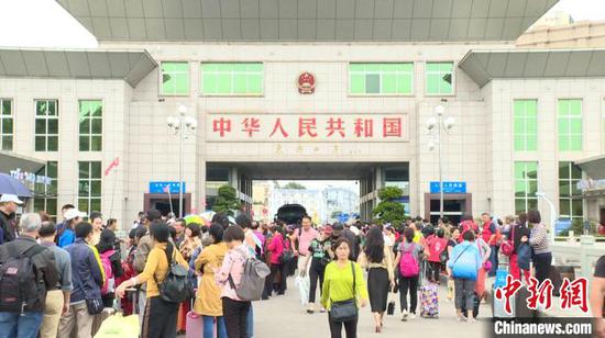 东兴口岸人潮涌动。 何方明 摄 东兴口岸人潮涌动。 何方明 摄