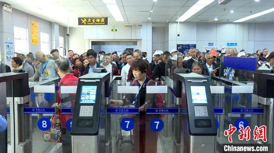 旅客排队过境。 何方明 摄 旅客排队过境。 何方明 摄