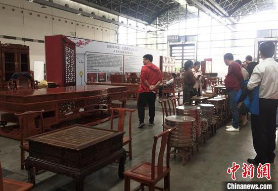 图为红木家具展示。 黄令妍 摄 图为红木家具展示。 黄令妍 摄