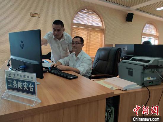 中国铁路南宁局集团有限公司生产指挥中心工作人员了解灾情。铁路供图