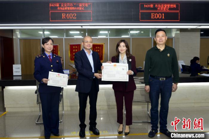 图为广西南宁市场监管部门给企业负责人颁发营业执照 杨彪 摄