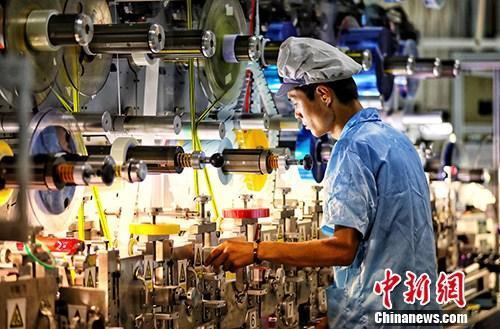 图为江苏盐城一家企业内的生产景象。<a target= 图为江苏盐城一家企业内的生产景象。<a target=