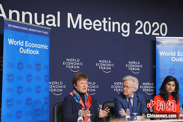 图为IMF总裁克里斯塔利娜·格奥尔基耶娃(左)和IMF首席经济学家吉塔·戈皮纳特(右)出席发布会。<a target=