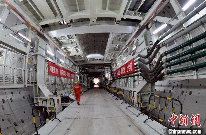 图为正在施工中的隧道。 刘福昌 摄 图为正在施工中的隧道。 刘福昌 摄