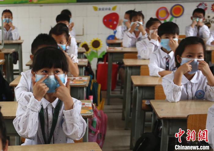 学生在学习佩戴口罩。　朱柳融 摄