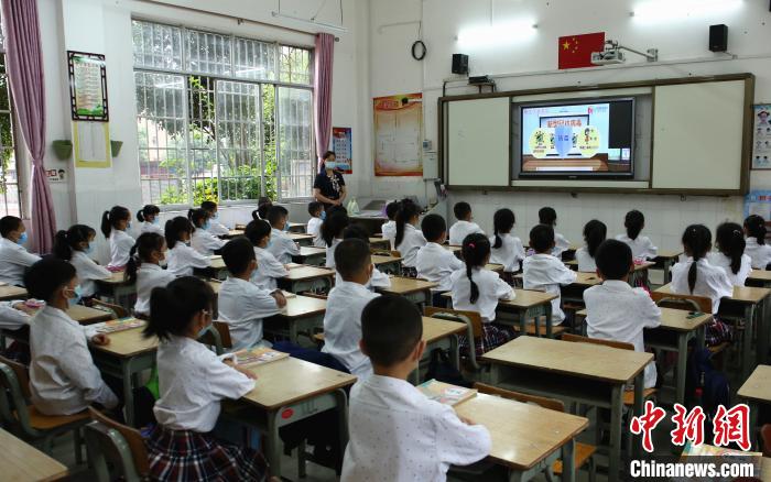 学生在上开学第一课，学习防疫知识。　朱柳融 摄