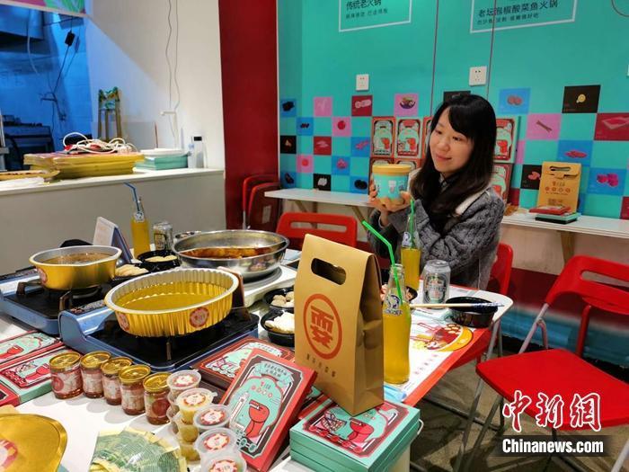 资料图:主播在“吃播”。图片来源:淘宝直播 资料图:主播在“吃播”。图片来源:淘宝直播