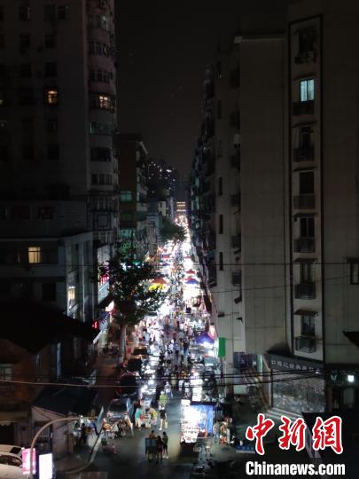 武汉夜市恢复开放:灯火通明 重现市井烟火气
