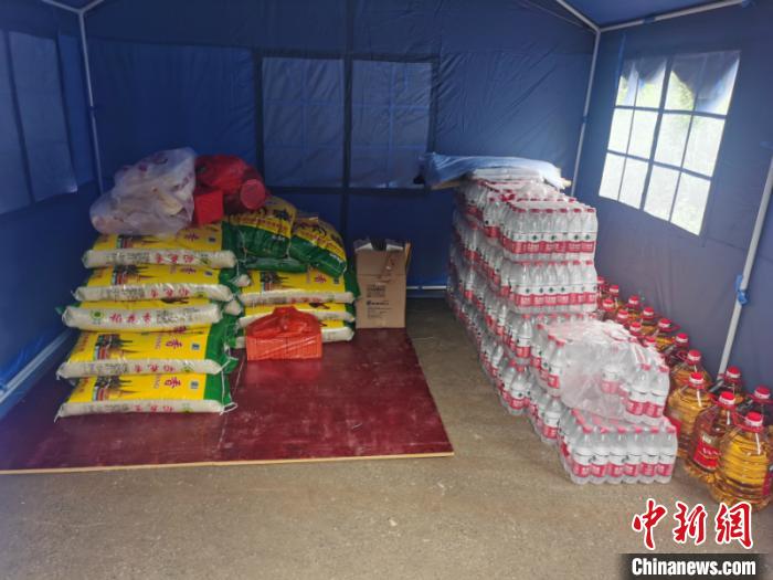 图为救灾生活物资 方安宁 摄 图为救灾生活物资 方安宁 摄