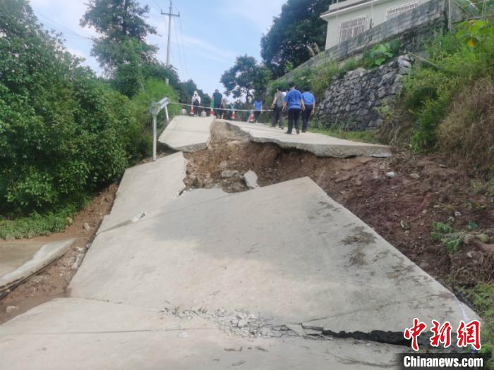 图为塌方的路段 方安宁 摄 图为塌方的路段 方安宁 摄