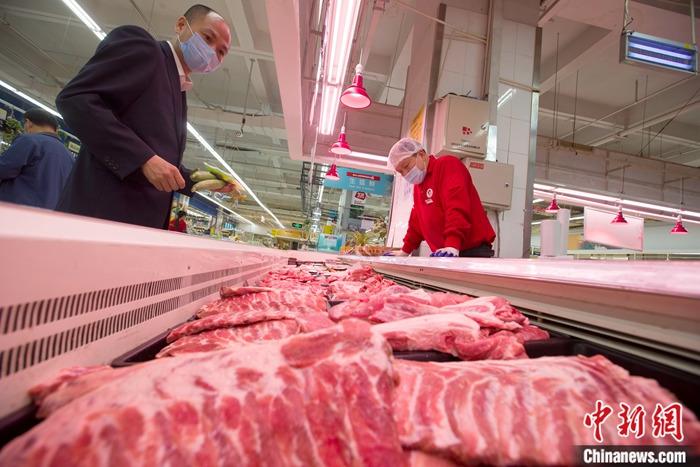 5月12日，山西省太原市一超市，消费者正在选购猪肉。当日，中国国家统计局公布数据显示，4月份中国居民消费价格指数（CPI）同比上涨3.3%，涨幅比前一月回落1.0个百分点。1—4月平均，中国CPI比去年同期上涨4.5%。
<a target=
