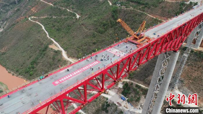 中老铁路中国段玉磨铁路元江双线特大桥合龙