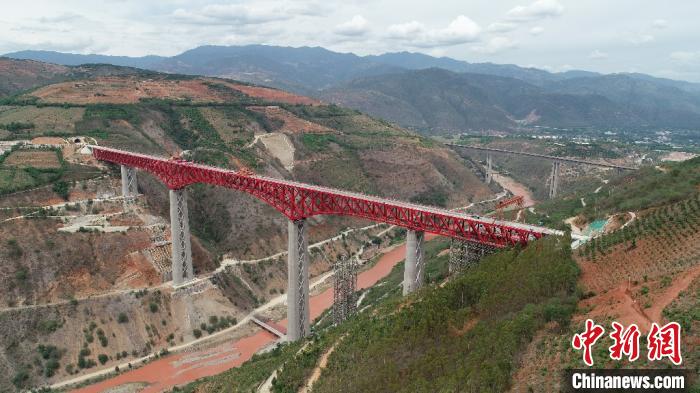 7月1日,中(中国)老(老挝)铁路中国段玉(玉溪)磨(磨憨)铁路元江双线特大桥顺利合龙。图为航拍后的元江双线特大桥。 黄晨东 摄 7月1日,中(中国)老(老挝)铁路中国段玉(玉溪)磨(磨憨)铁路元江双线特大桥顺利合龙。图为航拍后的元江双线特大桥。 黄晨东 摄