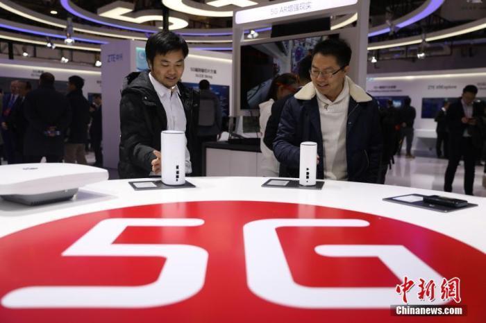 资料图:参观者在观看5G设备。<a target= 资料图:参观者在观看5G设备。<a target=