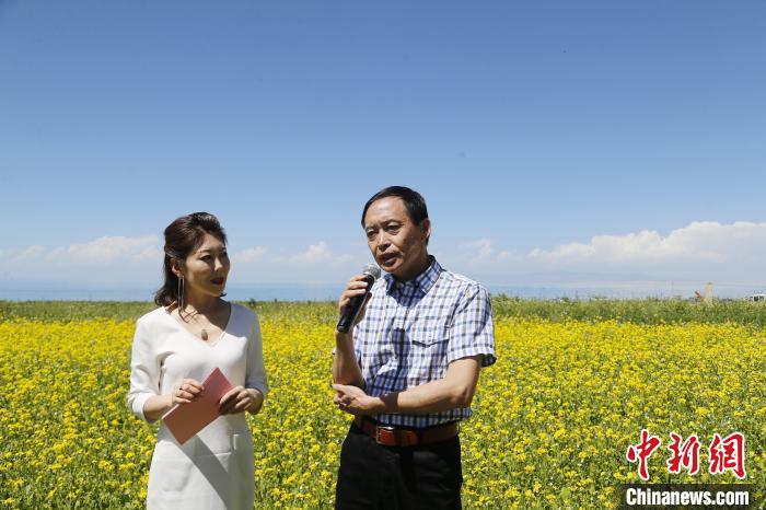图为中国蜂产品协会常务副会长赵小川(右)推介青海蜂产品。　马铭言 摄