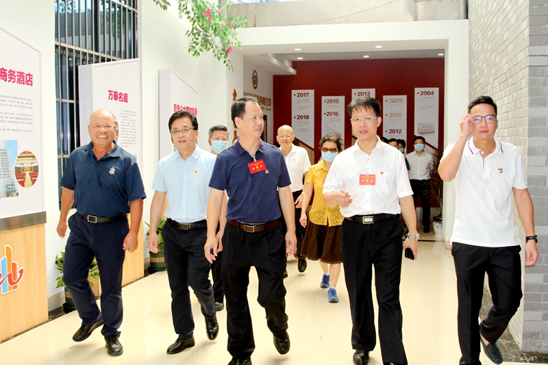 广西两新组织党支部标准化规范化建设现场推进会的代表参观万泰隆集团