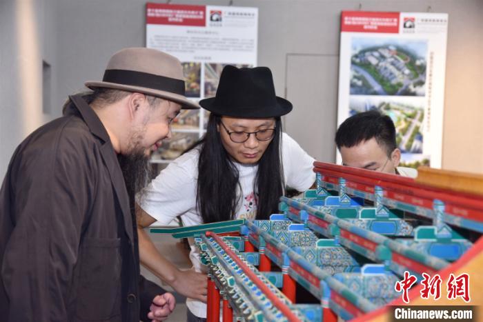 图为观众在观看建筑设计作品。广西艺术学院供图 图为观众在观看建筑设计作品。广西艺术学院供图